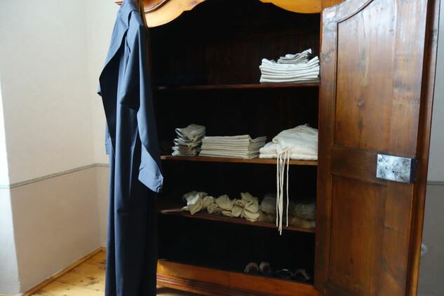 Nový konvent - skříň v mnišské cele s kopiemi textilu