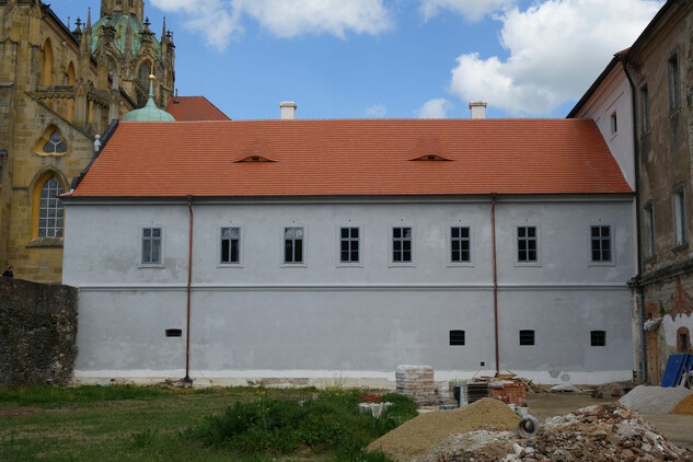 Starý konvent - oprava vnější fasády (stav ke konci května 2022).