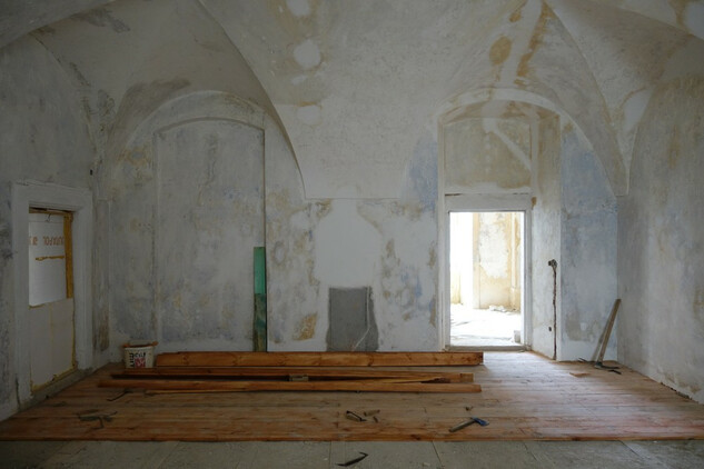 Starý konvent - rozpracovaná konstrukce hrubé podlahy v místnosti fraterie.