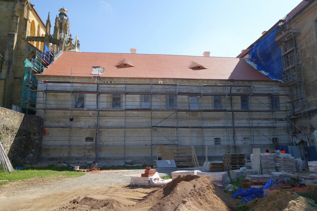 Starý konvent - oprava vnější fasády (stav ke konci srpna 2021).
