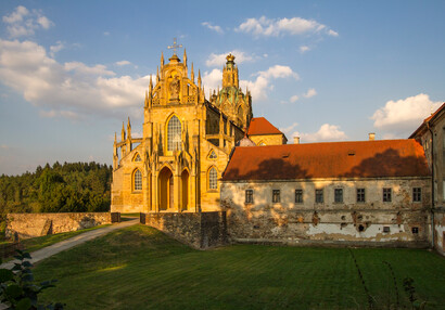 kostel Nanebevzetí Panny Marie - západní průčelí a budova starého konventu