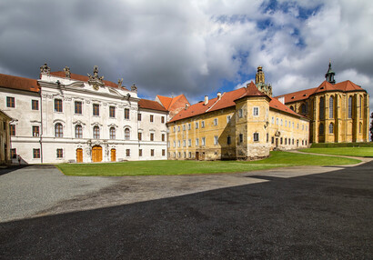 vstupní nádvoří - nový konvent, stará prelatura a kostel