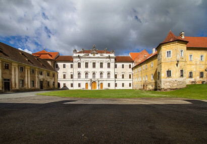 vstupní nádvoří - stáje, nový konvent a stará prelatura