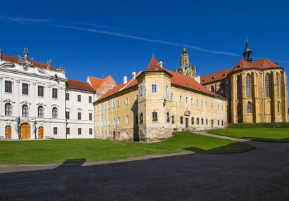 vstupní nádvoří - nový konvent, stará prelatura a kostel