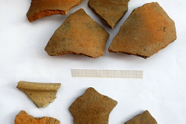 Zlomky keramiky 12. století z vrstev spáleniště severně od stájí.