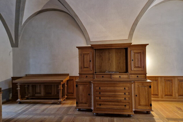 Starý konvent - instalace nábytku ve fraterii