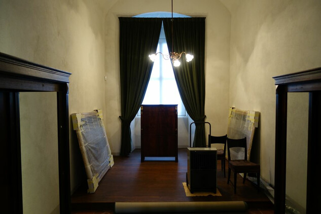 Nový konvent, expozice Windischgrätzů - restaurovaný mobiliář, adaptované vitríny