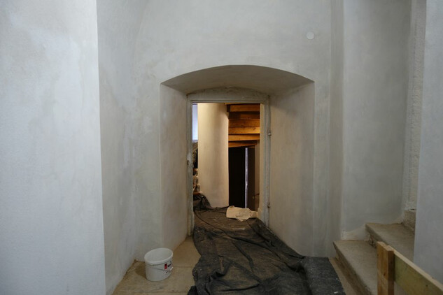 Starý konvent - výmalba interiérů v chodbě a schodišťové věži.