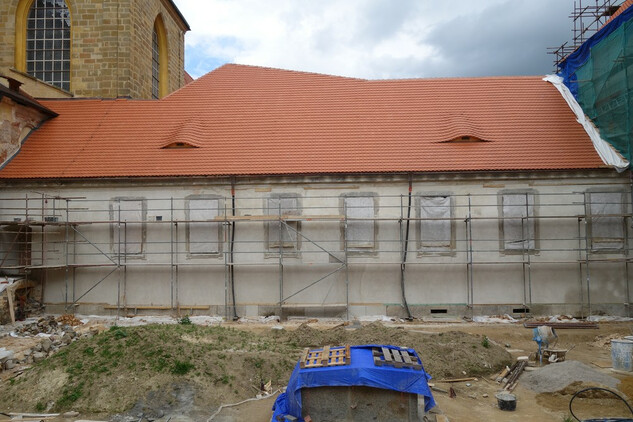 Rajský dvůr - oprava fasády Staré prelatury (stav na konci května 2021).