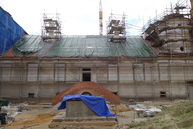 Rajský dvůr - oprava fasády Starého konventu (stav na konci května 2021).