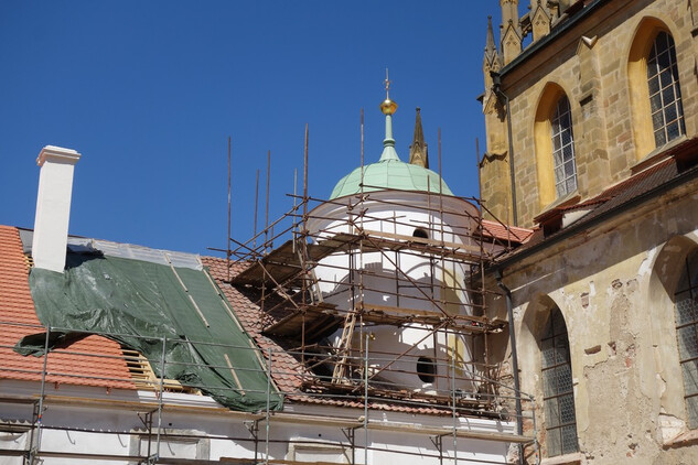 Starý konvent - nová krytina a hrotnice na schodišťové věži.