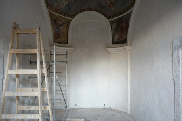 Starý konvent - restaurování stěn v kapli.