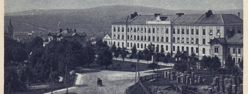 Tachov, prostor dnešního kruhového objezdu u tabákové továrny po roce 1907, pohled od severovýchodu. Tachov, prostor dnešního kruhového objezdu u tabákové továrny po roce 1907, pohled od severovýchodu.